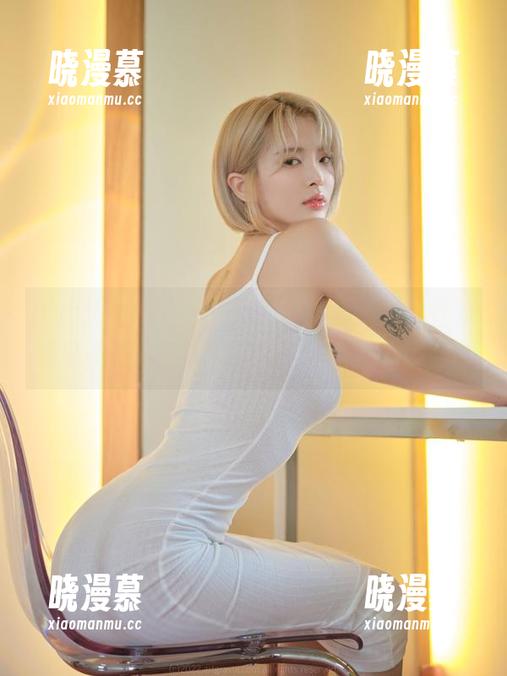 Hyoyeon(김효연)的白丝配上风，我怀疑她是不是在隐秘地表演，原图助你解密。