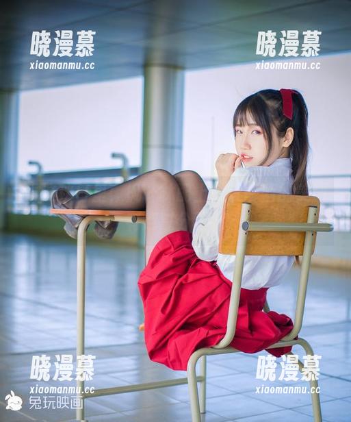 看这秋日里，枫叶林配上兔玩映画的美图，有点过分了吧？