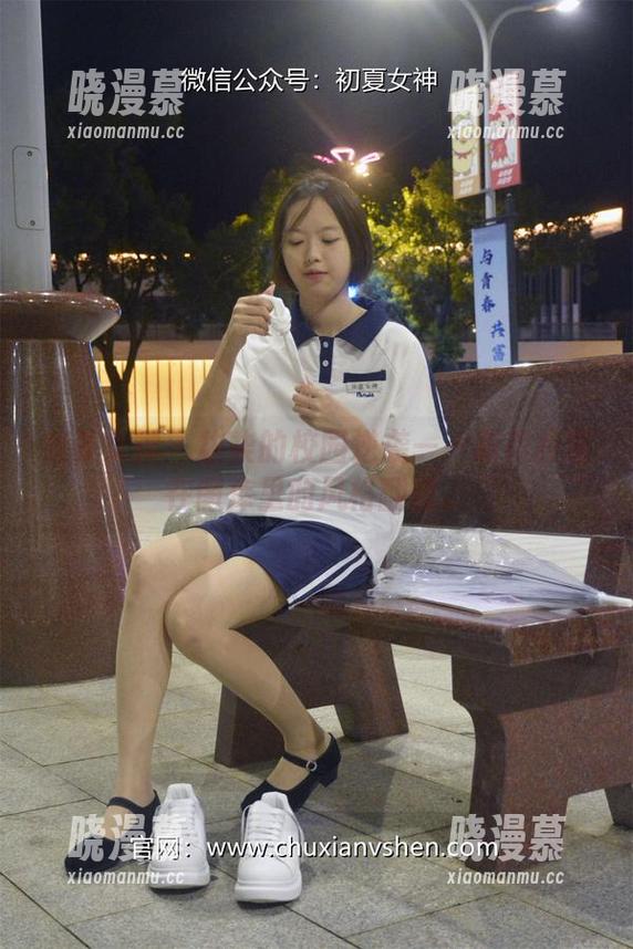 初夏女神 - 柒柒的校园逆袭——职高校服在图库里的风格翻盘。