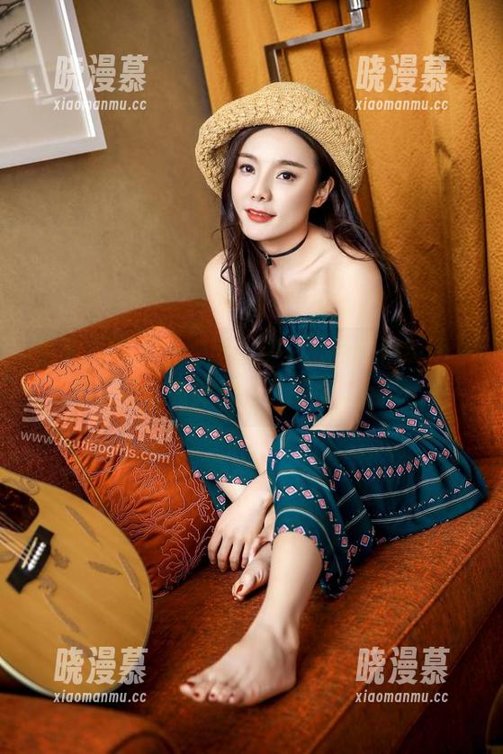 头条女神 - 一脚踏入精彩，杨漫妮baby的无圣光高跟鞋，让原图说话吧！