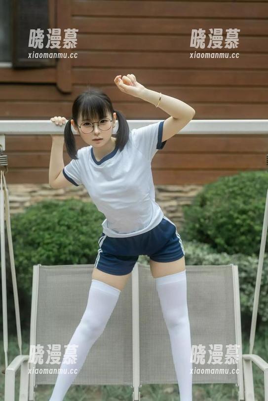 幼水铃衣 幼水铃衣的天台高清作品,云朵随心飞