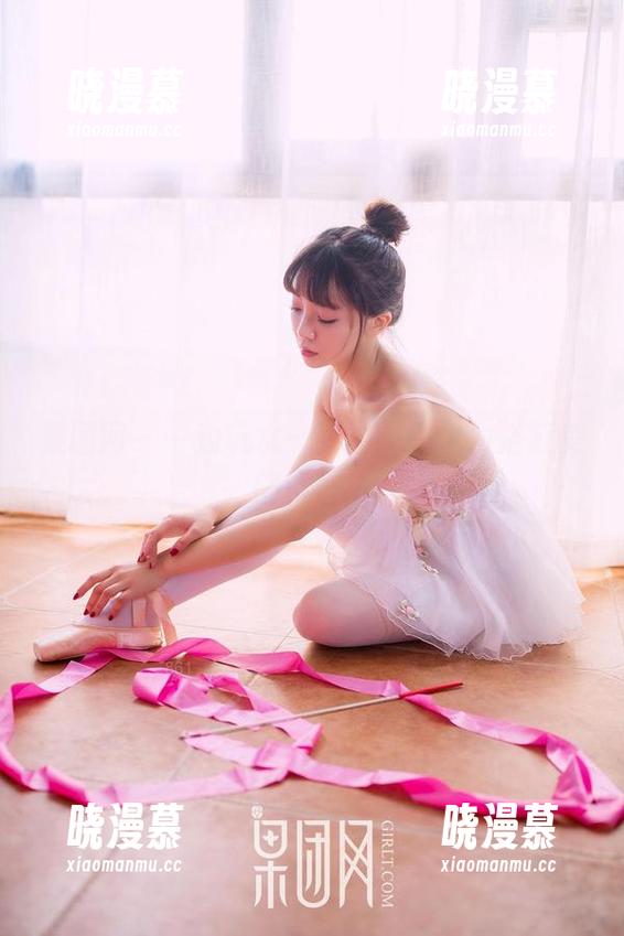果团网 - 一边玩水一边拍：Betty浴缸美图小合集