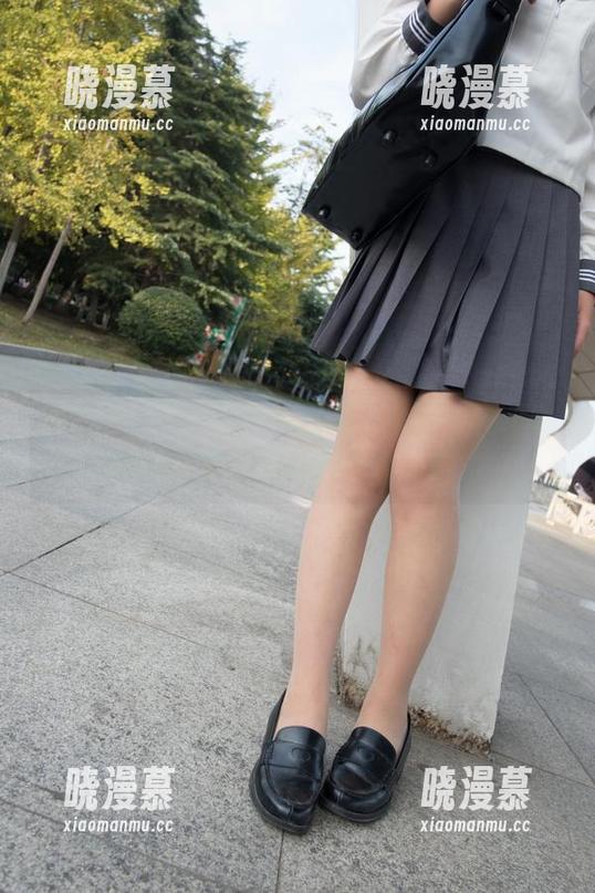 借我看一下你的手机？黑丝妹妹，森萝财团的新款下载服务真不错呀！